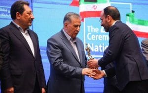 دریافت تندیس صادرکننده نمونه ملی توسط ایساکو دریافت تندیس صادرکننده نمونه ملی توسط ایساکو