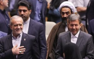 سفر فشرده رییس‌جمهور در اصفهان و عملکرد متفاوت جمالی‌نژاد: دوچرخه‌سواری بر مدار «اِعمَلُوا»؛ گذر از ایستگاه‌های «اِعلَمُوا»